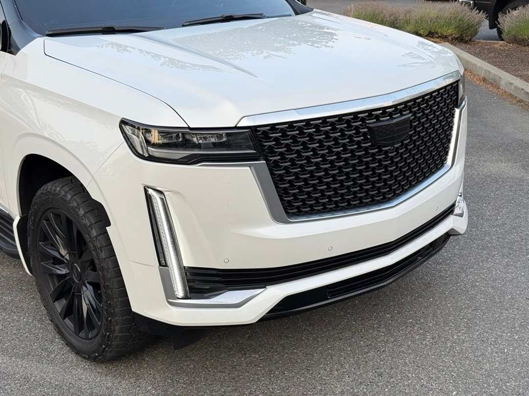 2022 Cadillac Escalade Luxury - Image 2