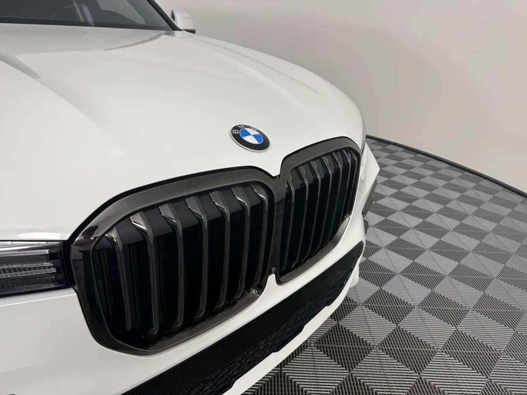 2022 BMW X7 xDrive40i - Image 3