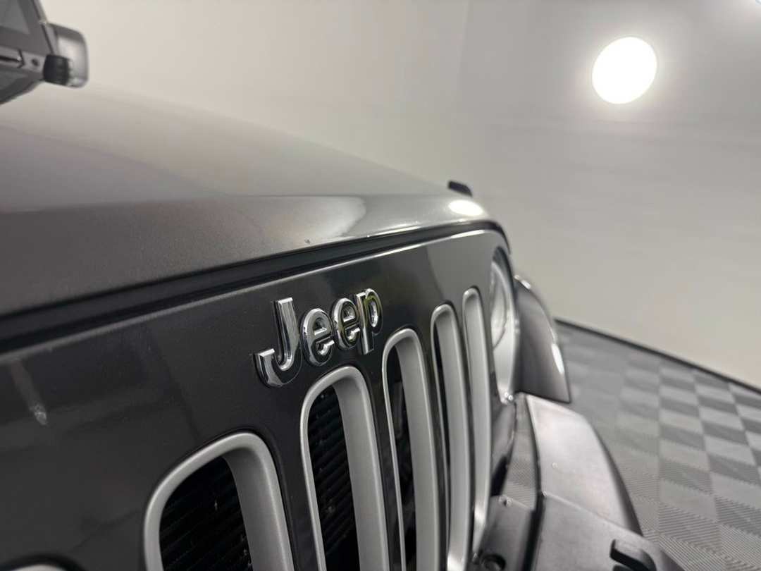2017 Jeep Wrangler Unlimited Sahara - Image 3