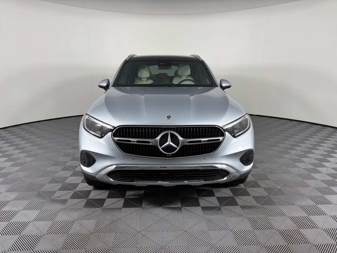 2025 Mercedes-Benz GLC 300 - Image 2