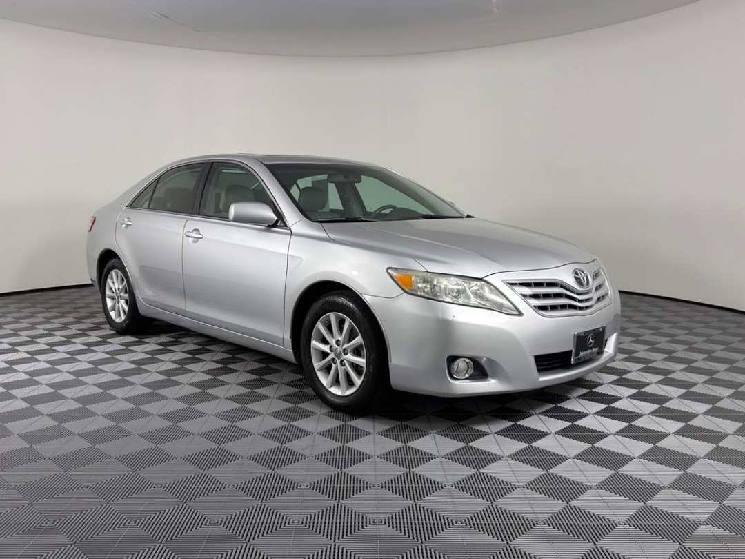 2011 Toyota Camry XLE - Image 2