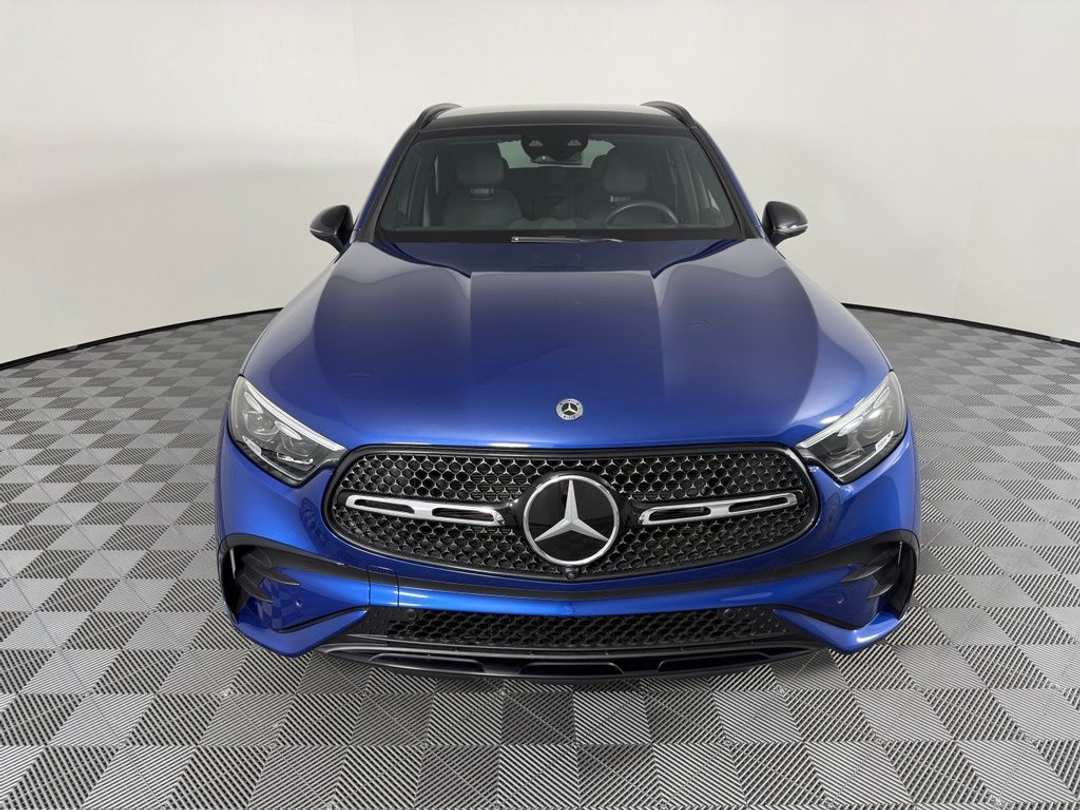 2025 Mercedes-Benz GLC 300 - Image 2
