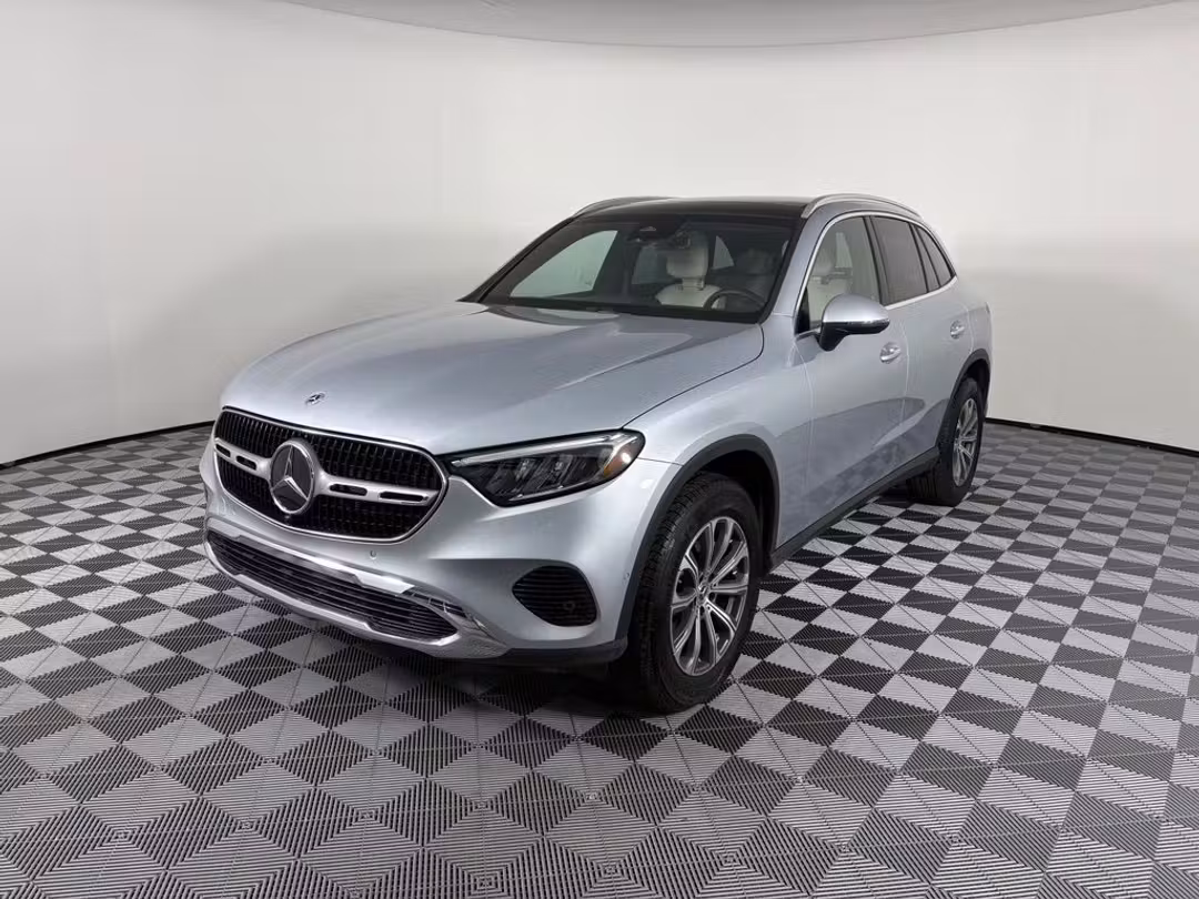 2025 Mercedes-Benz GLC 300 - Image 3