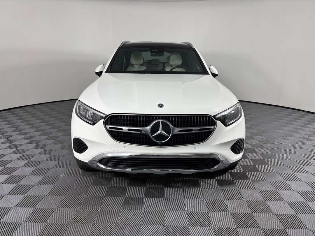 2025 Mercedes-Benz GLC 300 - Image 2