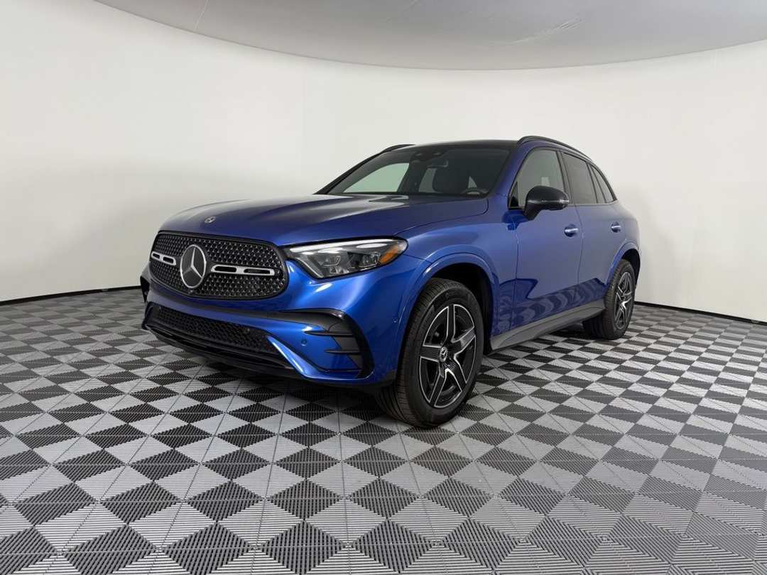 2025 Mercedes-Benz GLC 300 - Image 3